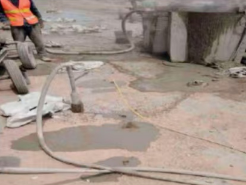 安丘水泥混凝土路面板底注浆技术 路面脱空注浆整治方案