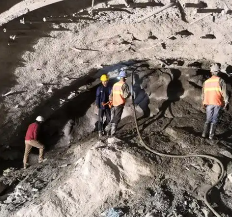 安丘拱顶带模注浆料的施工流程及注意事项